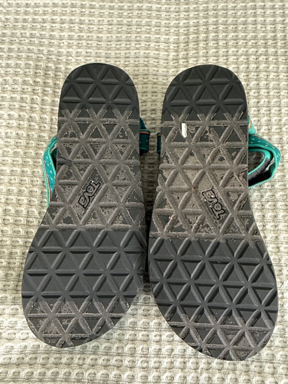 Teva women’s teal patterned sandals in size 7 - Picture 3 of 4